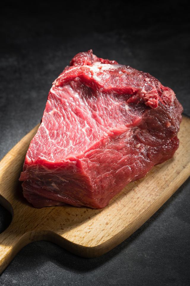 牛肉价格连续多月暴跌：商家惊呼多年未见养殖户称不如出去打工(图2)